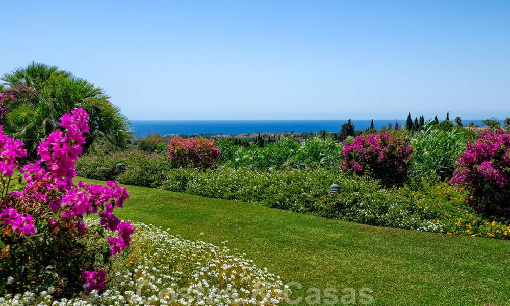 Deux villas de luxe côte à côte à vendre sur une seule propriété, construites dans un style méditerranéen classique avec une vue panoramique imprenable sur la mer, dans une communauté fermée sur le Golden Mile, à Marbella 33065