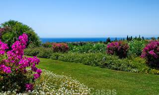 Deux villas de luxe côte à côte à vendre sur une seule propriété, construites dans un style méditerranéen classique avec une vue panoramique imprenable sur la mer, dans une communauté fermée sur le Golden Mile, à Marbella 33065 