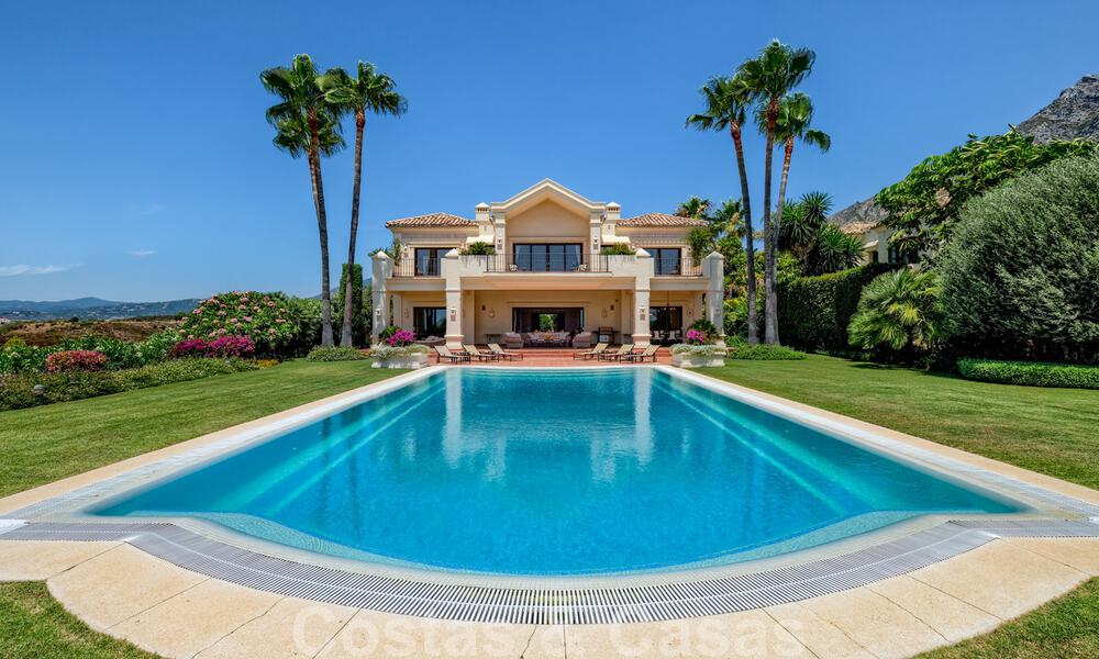 Deux villas de luxe côte à côte à vendre sur une seule propriété, construites dans un style méditerranéen classique avec une vue panoramique imprenable sur la mer, dans une communauté fermée sur le Golden Mile, à Marbella 33067
