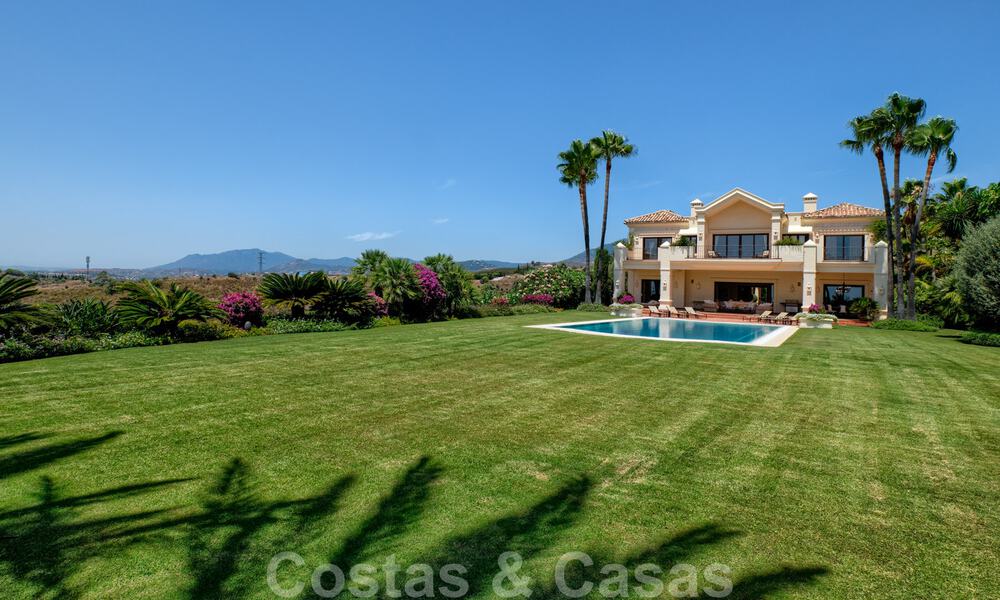 Deux villas de luxe côte à côte à vendre sur une seule propriété, construites dans un style méditerranéen classique avec une vue panoramique imprenable sur la mer, dans une communauté fermée sur le Golden Mile, à Marbella 33069