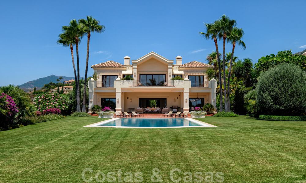 Deux villas de luxe côte à côte à vendre sur une seule propriété, construites dans un style méditerranéen classique avec une vue panoramique imprenable sur la mer, dans une communauté fermée sur le Golden Mile, à Marbella 33070