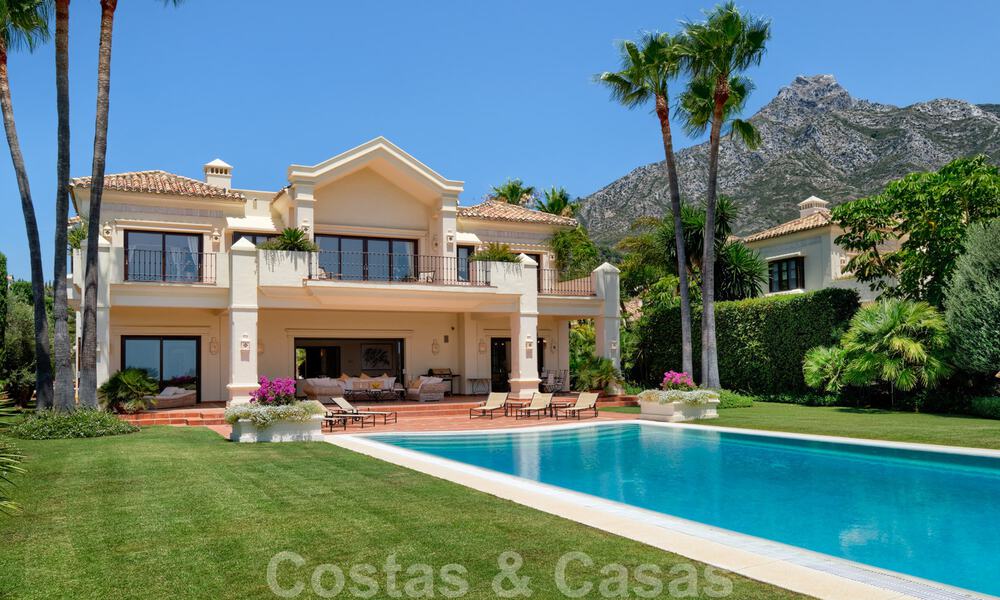 Deux villas de luxe côte à côte à vendre sur une seule propriété, construites dans un style méditerranéen classique avec une vue panoramique imprenable sur la mer, dans une communauté fermée sur le Golden Mile, à Marbella 33073