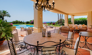 Deux villas de luxe côte à côte à vendre sur une seule propriété, construites dans un style méditerranéen classique avec une vue panoramique imprenable sur la mer, dans une communauté fermée sur le Golden Mile, à Marbella 33074 