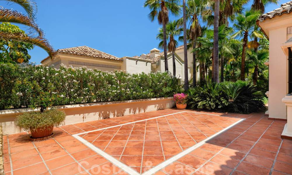 Deux villas de luxe côte à côte à vendre sur une seule propriété, construites dans un style méditerranéen classique avec une vue panoramique imprenable sur la mer, dans une communauté fermée sur le Golden Mile, à Marbella 33079