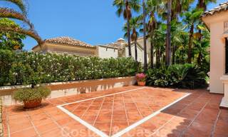 Deux villas de luxe côte à côte à vendre sur une seule propriété, construites dans un style méditerranéen classique avec une vue panoramique imprenable sur la mer, dans une communauté fermée sur le Golden Mile, à Marbella 33079 