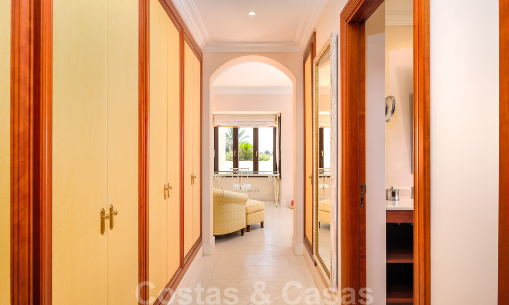 Deux villas de luxe côte à côte à vendre sur une seule propriété, construites dans un style méditerranéen classique avec une vue panoramique imprenable sur la mer, dans une communauté fermée sur le Golden Mile, à Marbella 33080