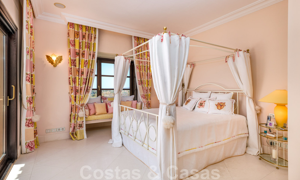 Deux villas de luxe côte à côte à vendre sur une seule propriété, construites dans un style méditerranéen classique avec une vue panoramique imprenable sur la mer, dans une communauté fermée sur le Golden Mile, à Marbella 33081