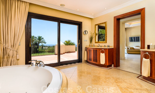 Deux villas de luxe côte à côte à vendre sur une seule propriété, construites dans un style méditerranéen classique avec une vue panoramique imprenable sur la mer, dans une communauté fermée sur le Golden Mile, à Marbella 33085 