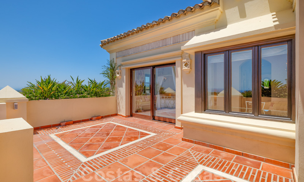 Deux villas de luxe côte à côte à vendre sur une seule propriété, construites dans un style méditerranéen classique avec une vue panoramique imprenable sur la mer, dans une communauté fermée sur le Golden Mile, à Marbella 33089