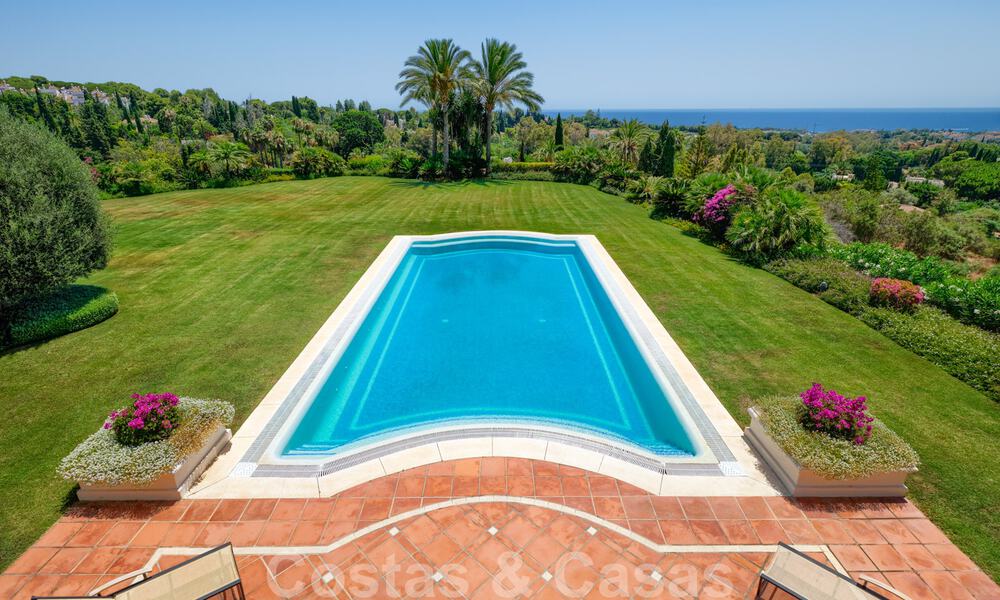 Deux villas de luxe côte à côte à vendre sur une seule propriété, construites dans un style méditerranéen classique avec une vue panoramique imprenable sur la mer, dans une communauté fermée sur le Golden Mile, à Marbella 33090