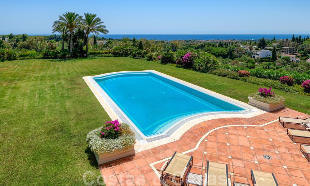 Deux villas de luxe côte à côte à vendre sur une seule propriété, construites dans un style méditerranéen classique avec une vue panoramique imprenable sur la mer, dans une communauté fermée sur le Golden Mile, à Marbella 33091