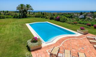 Deux villas de luxe côte à côte à vendre sur une seule propriété, construites dans un style méditerranéen classique avec une vue panoramique imprenable sur la mer, dans une communauté fermée sur le Golden Mile, à Marbella 33091 