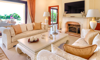 Deux villas de luxe côte à côte à vendre sur une seule propriété, construites dans un style méditerranéen classique avec une vue panoramique imprenable sur la mer, dans une communauté fermée sur le Golden Mile, à Marbella 33105 
