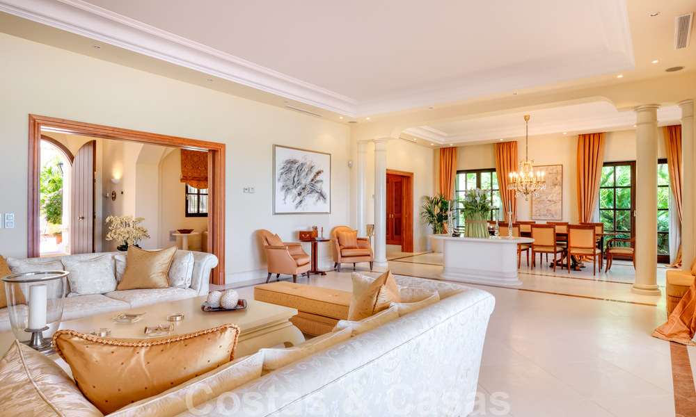 Deux villas de luxe côte à côte à vendre sur une seule propriété, construites dans un style méditerranéen classique avec une vue panoramique imprenable sur la mer, dans une communauté fermée sur le Golden Mile, à Marbella 33106