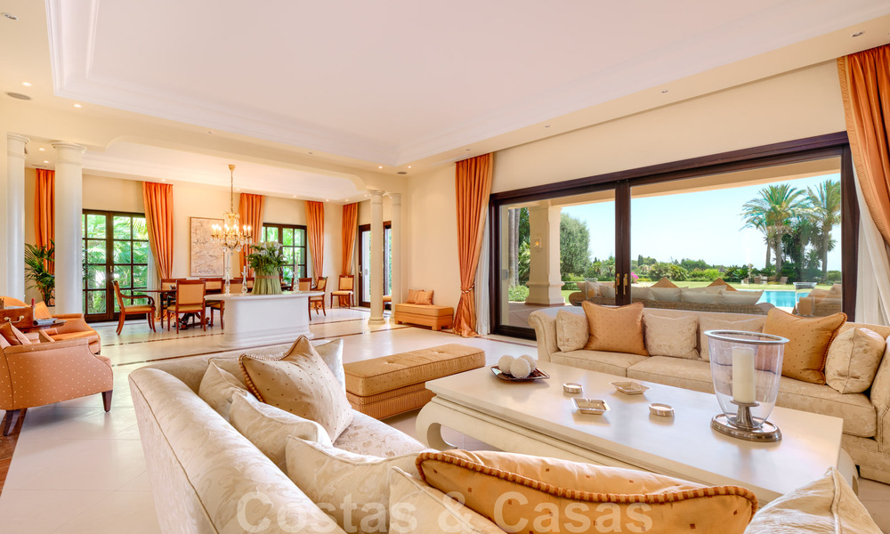 Deux villas de luxe côte à côte à vendre sur une seule propriété, construites dans un style méditerranéen classique avec une vue panoramique imprenable sur la mer, dans une communauté fermée sur le Golden Mile, à Marbella 33110