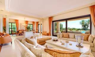 Deux villas de luxe côte à côte à vendre sur une seule propriété, construites dans un style méditerranéen classique avec une vue panoramique imprenable sur la mer, dans une communauté fermée sur le Golden Mile, à Marbella 33110 