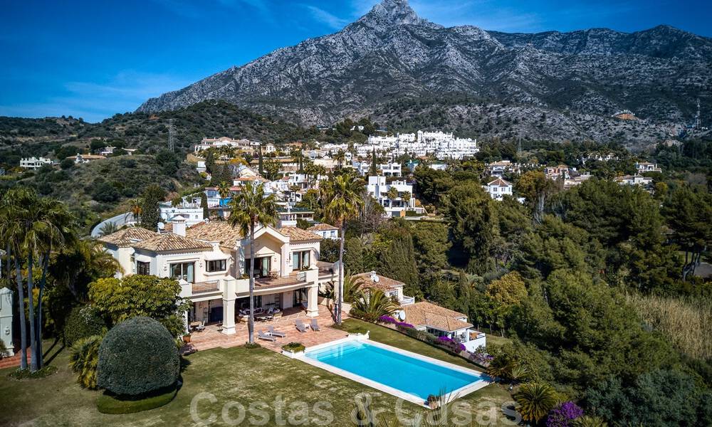 Deux villas de luxe côte à côte à vendre sur une seule propriété, construites dans un style méditerranéen classique avec une vue panoramique imprenable sur la mer, dans une communauté fermée sur le Golden Mile, à Marbella 33123