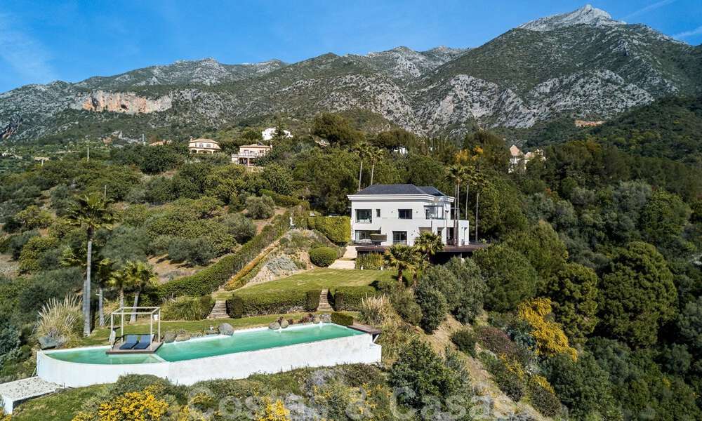 Villa contemporaine à vendre en pleine nature avec vue imprenable sur le lac, les montagnes et la mer près de Marbella 33125