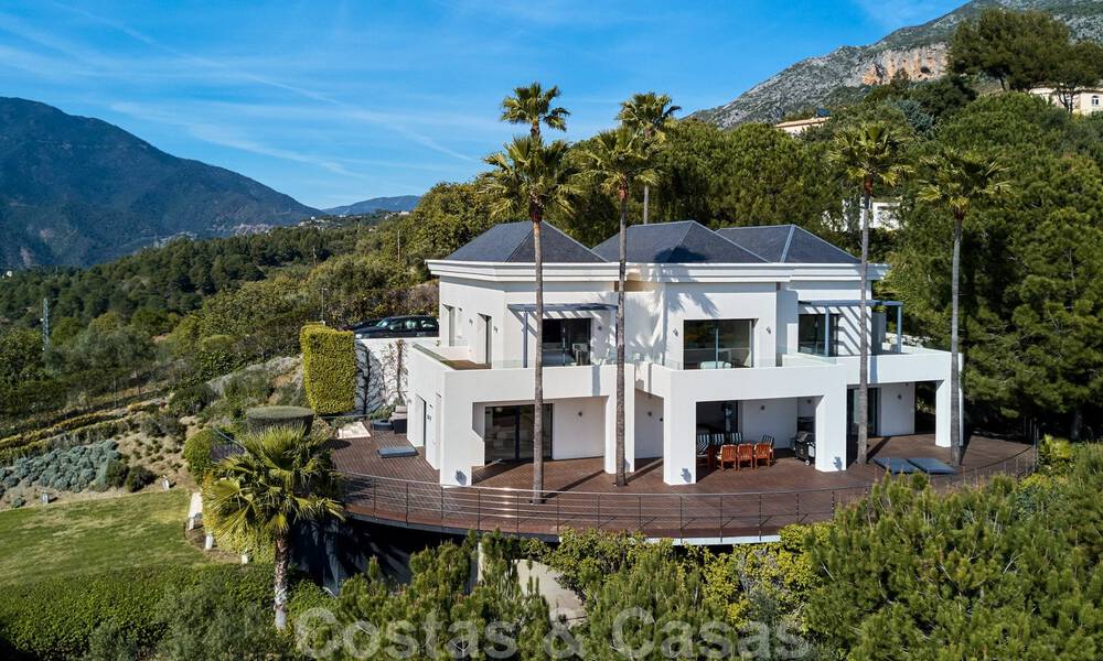 Villa contemporaine à vendre en pleine nature avec vue imprenable sur le lac, les montagnes et la mer près de Marbella 33126