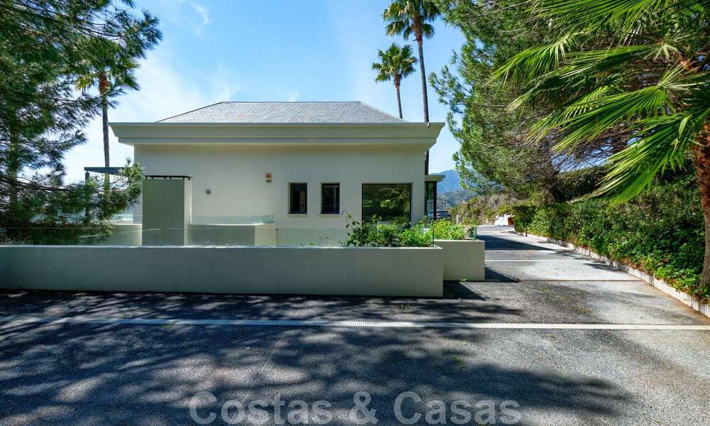 Villa contemporaine à vendre en pleine nature avec vue imprenable sur le lac, les montagnes et la mer près de Marbella 33127