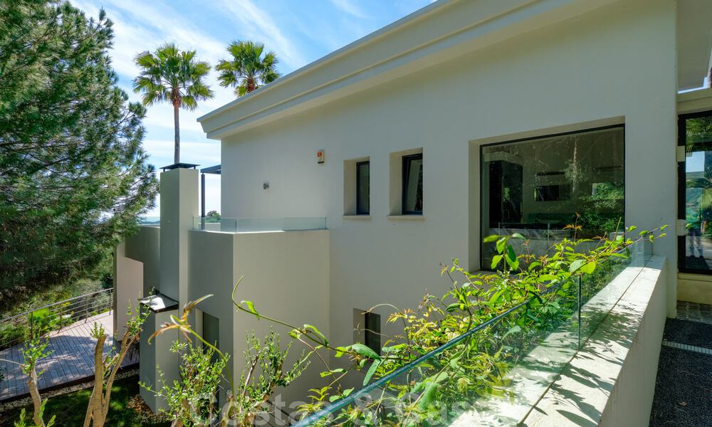 Villa contemporaine à vendre en pleine nature avec vue imprenable sur le lac, les montagnes et la mer près de Marbella 33128