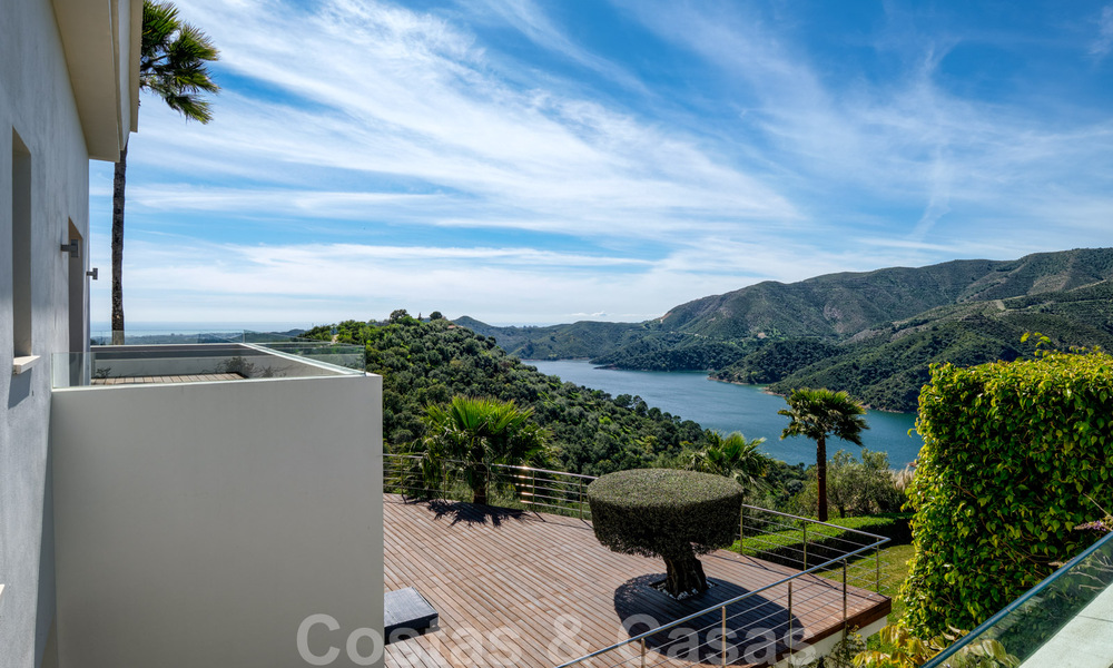 Villa contemporaine à vendre en pleine nature avec vue imprenable sur le lac, les montagnes et la mer près de Marbella 33131