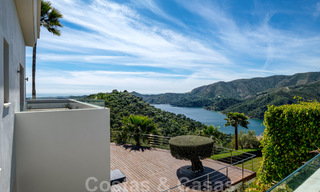 Villa contemporaine à vendre en pleine nature avec vue imprenable sur le lac, les montagnes et la mer près de Marbella 33131 