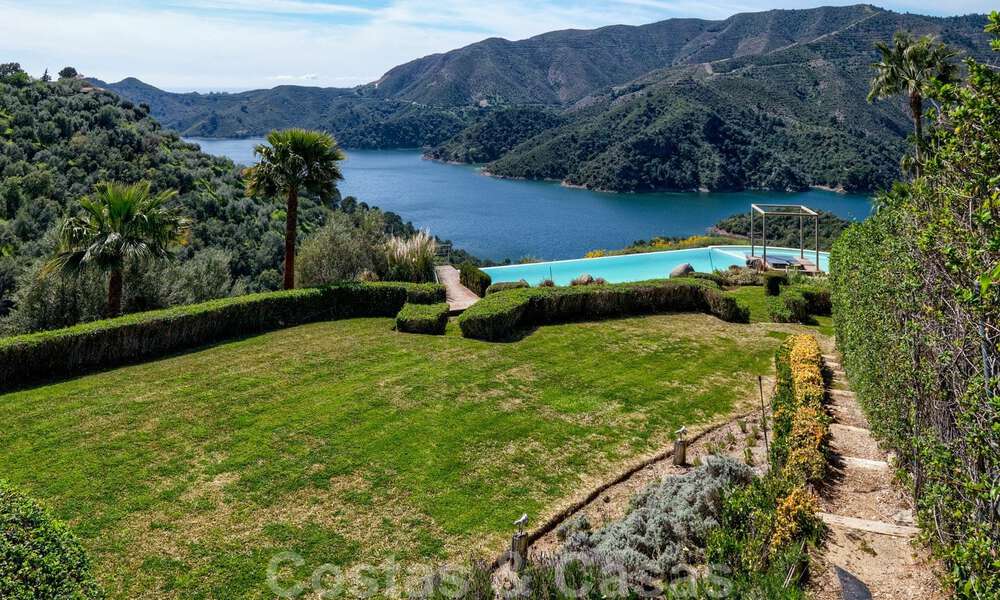Villa contemporaine à vendre en pleine nature avec vue imprenable sur le lac, les montagnes et la mer près de Marbella 33132