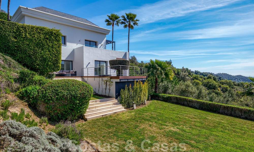 Villa contemporaine à vendre en pleine nature avec vue imprenable sur le lac, les montagnes et la mer près de Marbella 33133