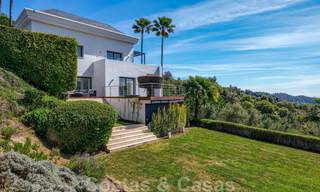 Villa contemporaine à vendre en pleine nature avec vue imprenable sur le lac, les montagnes et la mer près de Marbella 33133 