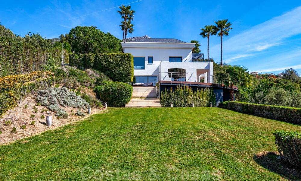 Villa contemporaine à vendre en pleine nature avec vue imprenable sur le lac, les montagnes et la mer près de Marbella 33134
