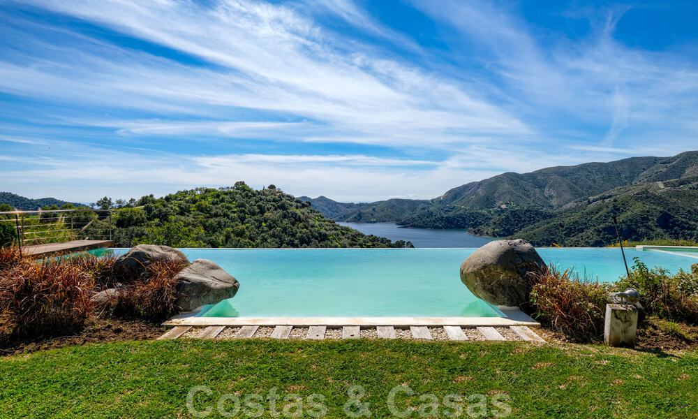 Villa contemporaine à vendre en pleine nature avec vue imprenable sur le lac, les montagnes et la mer près de Marbella 33135