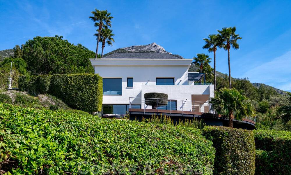 Villa contemporaine à vendre en pleine nature avec vue imprenable sur le lac, les montagnes et la mer près de Marbella 33138