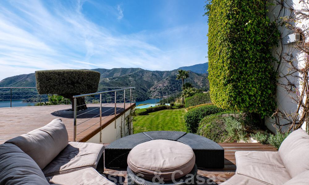 Villa contemporaine à vendre en pleine nature avec vue imprenable sur le lac, les montagnes et la mer près de Marbella 33142