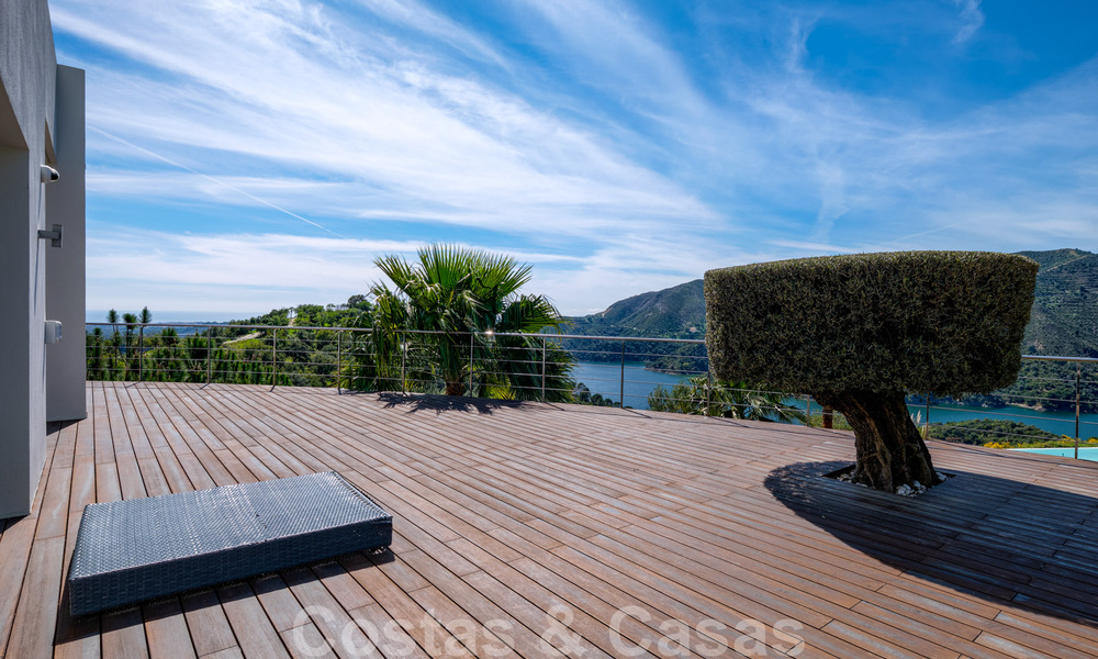 Villa contemporaine à vendre en pleine nature avec vue imprenable sur le lac, les montagnes et la mer près de Marbella 33143