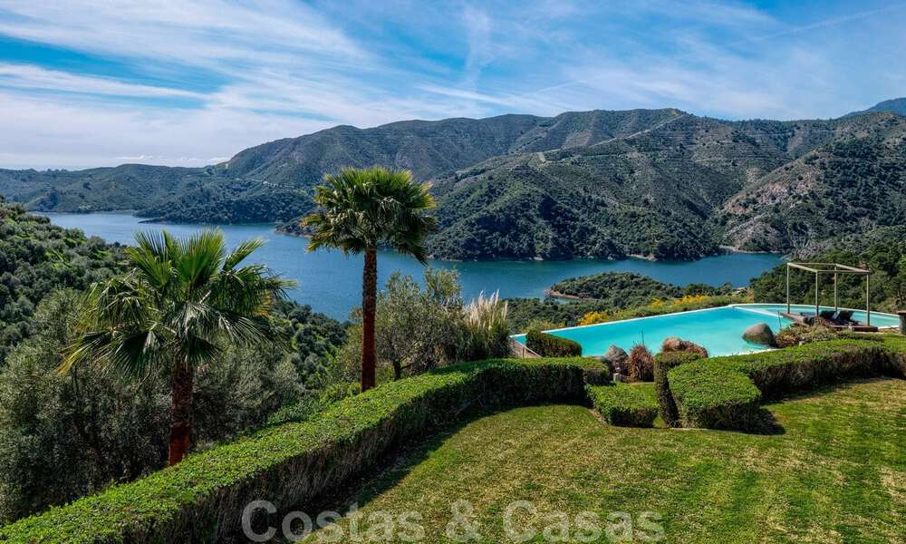 Villa contemporaine à vendre en pleine nature avec vue imprenable sur le lac, les montagnes et la mer près de Marbella 33144
