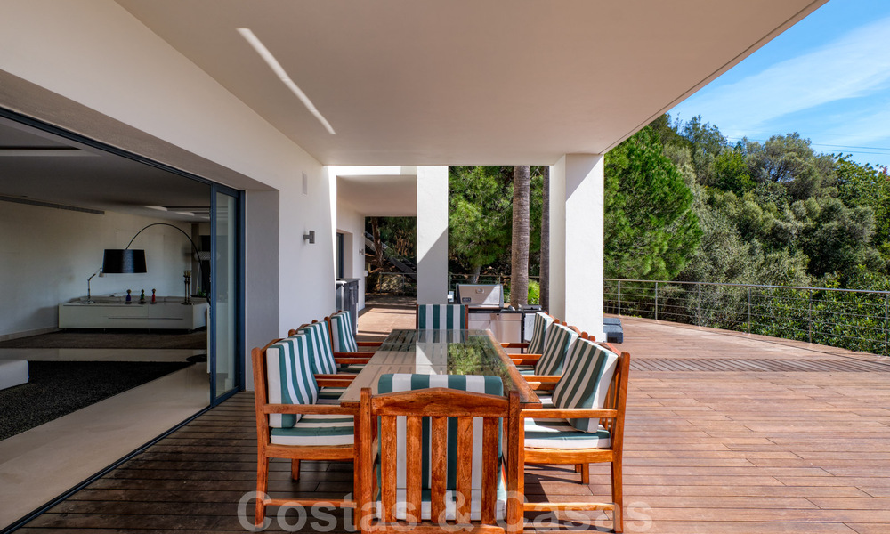 Villa contemporaine à vendre en pleine nature avec vue imprenable sur le lac, les montagnes et la mer près de Marbella 33146