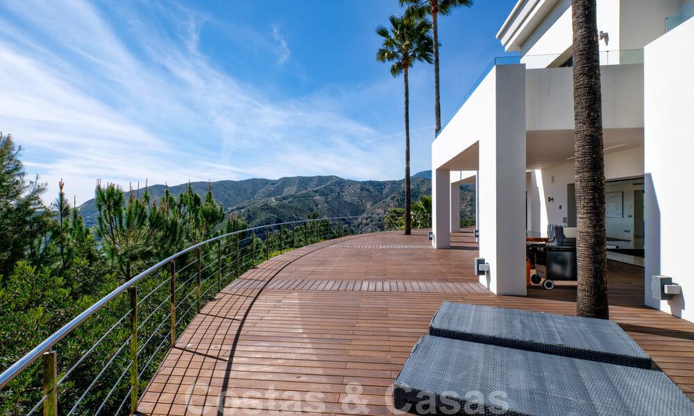 Villa contemporaine à vendre en pleine nature avec vue imprenable sur le lac, les montagnes et la mer près de Marbella 33147