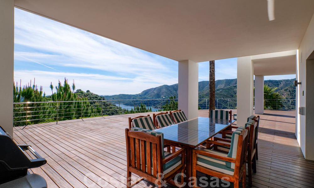 Villa contemporaine à vendre en pleine nature avec vue imprenable sur le lac, les montagnes et la mer près de Marbella 33148