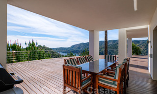 Villa contemporaine à vendre en pleine nature avec vue imprenable sur le lac, les montagnes et la mer près de Marbella 33148 