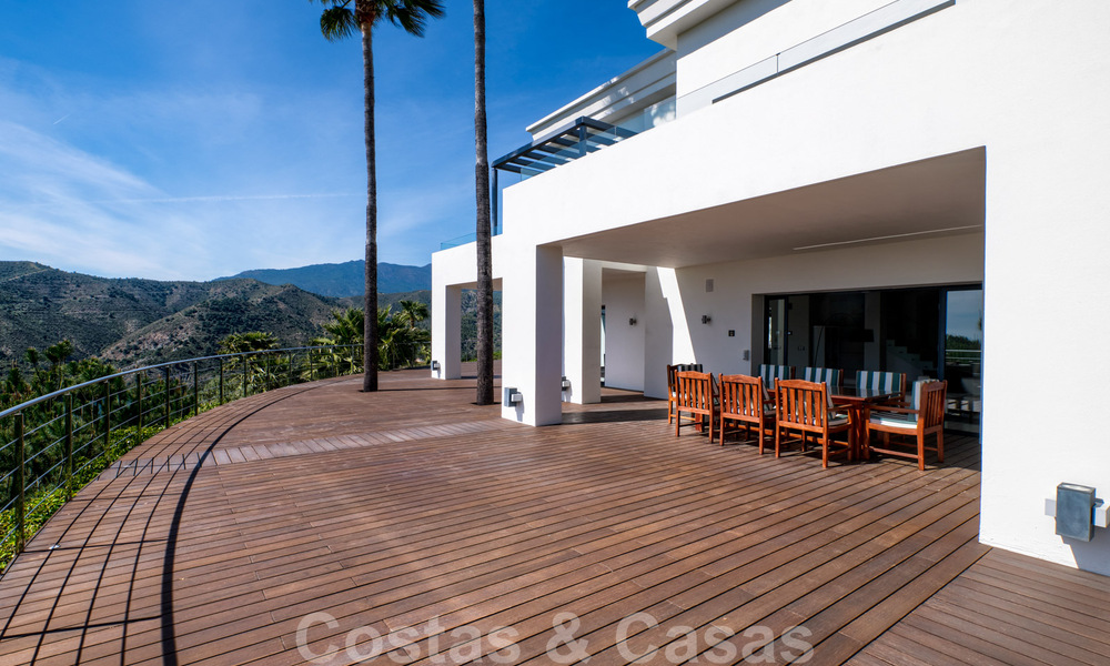 Villa contemporaine à vendre en pleine nature avec vue imprenable sur le lac, les montagnes et la mer près de Marbella 33149