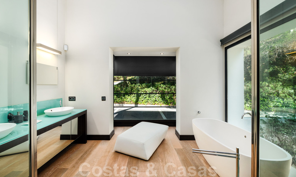 Villa contemporaine à vendre en pleine nature avec vue imprenable sur le lac, les montagnes et la mer près de Marbella 33152