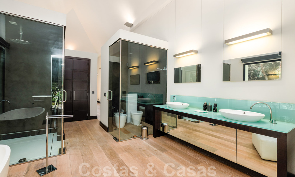 Villa contemporaine à vendre en pleine nature avec vue imprenable sur le lac, les montagnes et la mer près de Marbella 33153