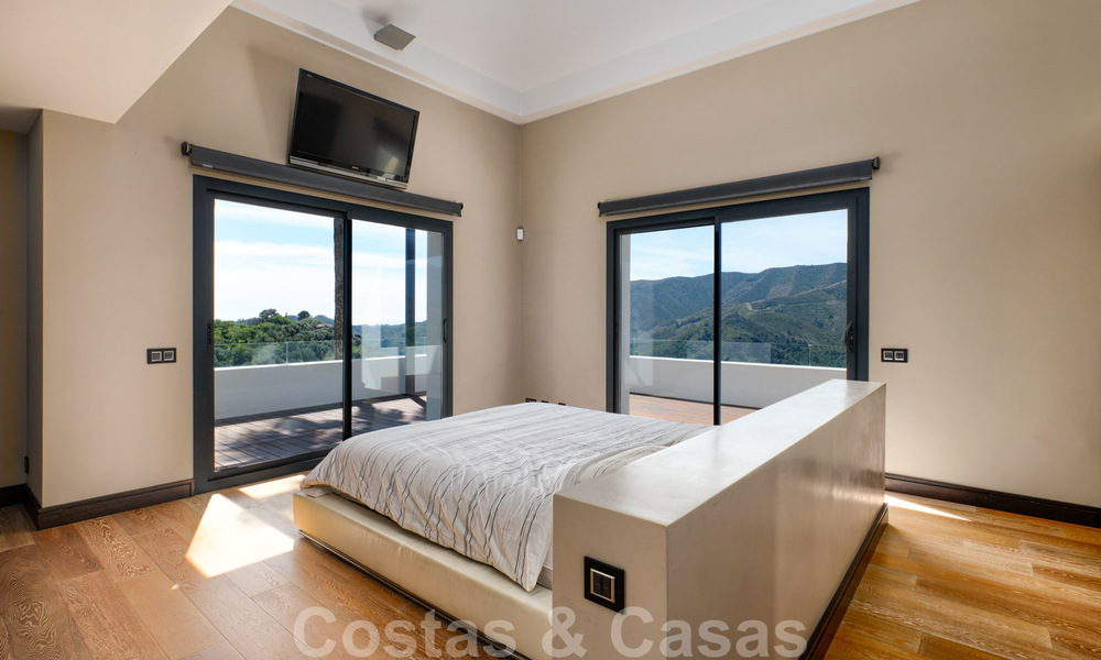 Villa contemporaine à vendre en pleine nature avec vue imprenable sur le lac, les montagnes et la mer près de Marbella 33154
