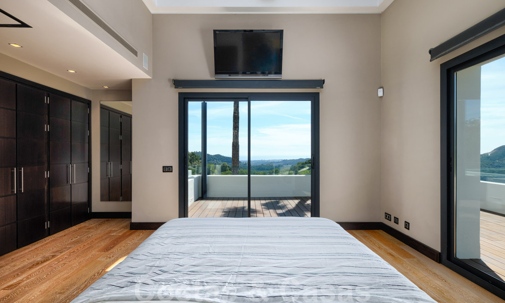 Villa contemporaine à vendre en pleine nature avec vue imprenable sur le lac, les montagnes et la mer près de Marbella 33156