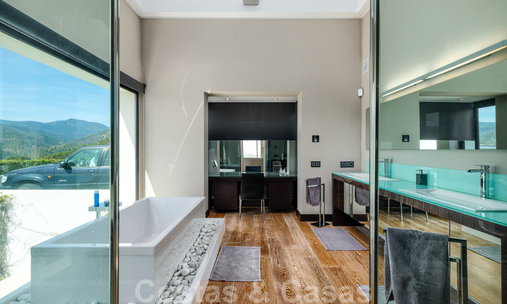 Villa contemporaine à vendre en pleine nature avec vue imprenable sur le lac, les montagnes et la mer près de Marbella 33157