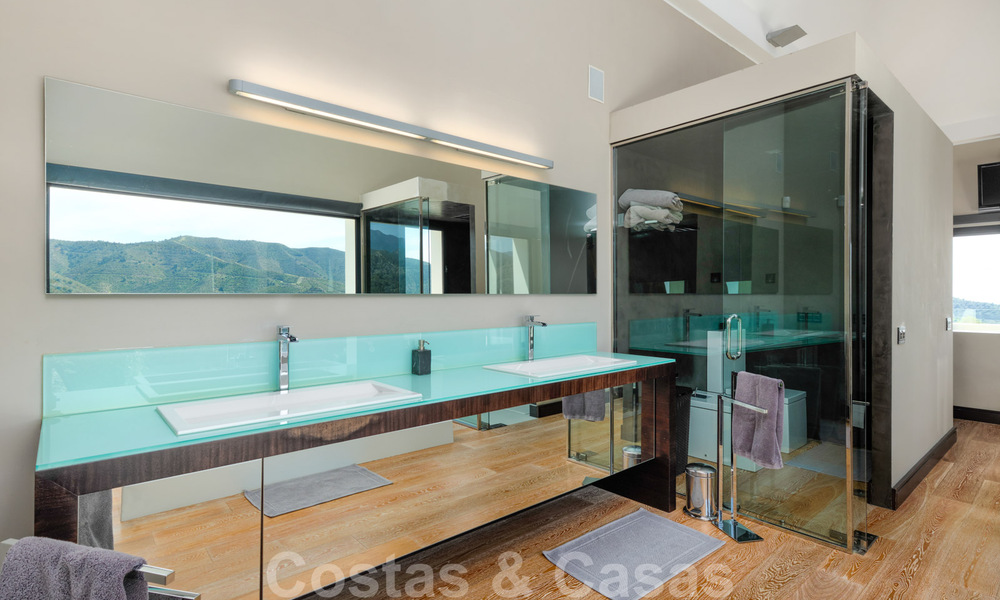 Villa contemporaine à vendre en pleine nature avec vue imprenable sur le lac, les montagnes et la mer près de Marbella 33158
