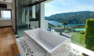 Villa contemporaine à vendre en pleine nature avec vue imprenable sur le lac, les montagnes et la mer près de Marbella 33159 