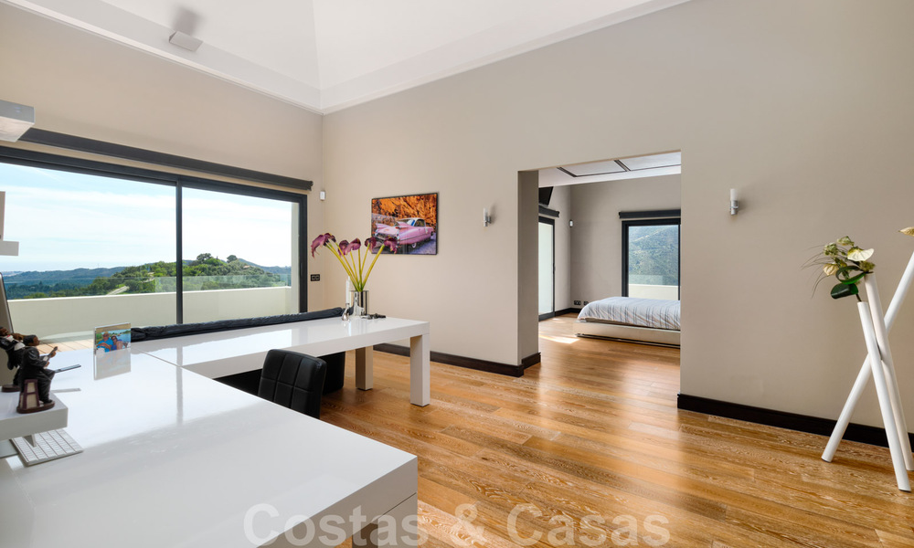 Villa contemporaine à vendre en pleine nature avec vue imprenable sur le lac, les montagnes et la mer près de Marbella 33161