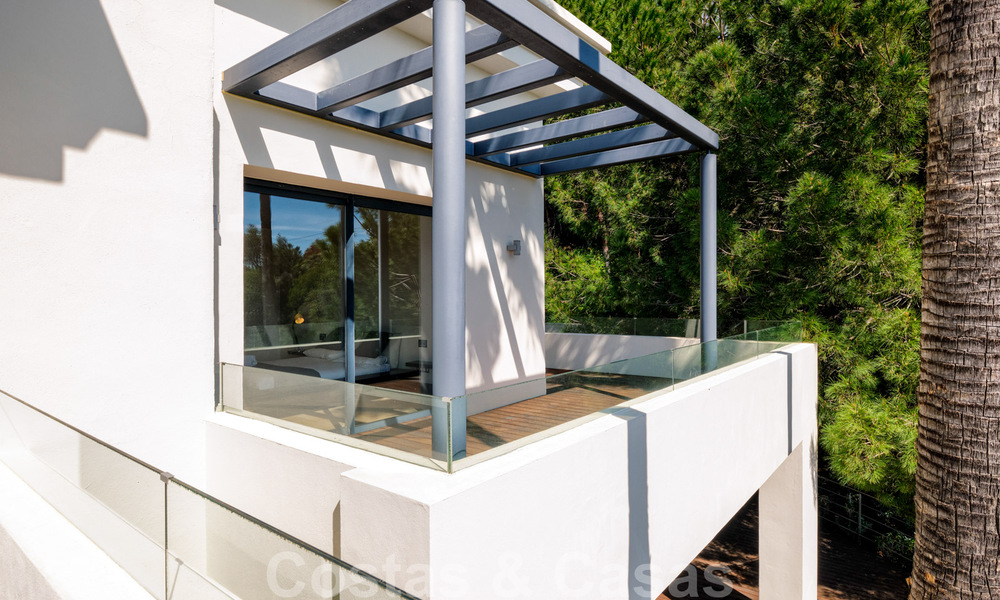 Villa contemporaine à vendre en pleine nature avec vue imprenable sur le lac, les montagnes et la mer près de Marbella 33162